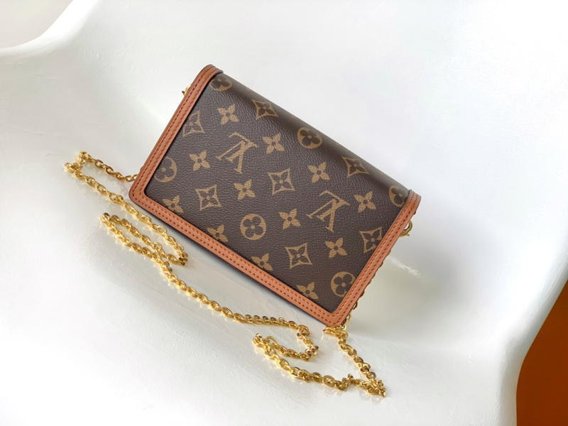 lv路易威登女包单肩包M68746 此款 Dauphine 链条包以 Monogram 和 Monogram Reverse 两式帆布的融合凝聚 Dauphine 系列的标志性元素：复古外观、牛皮革饰边及 LV Circle 钩扣。空间充裕利落，配有可拆卸链带，提供多种背携选择。