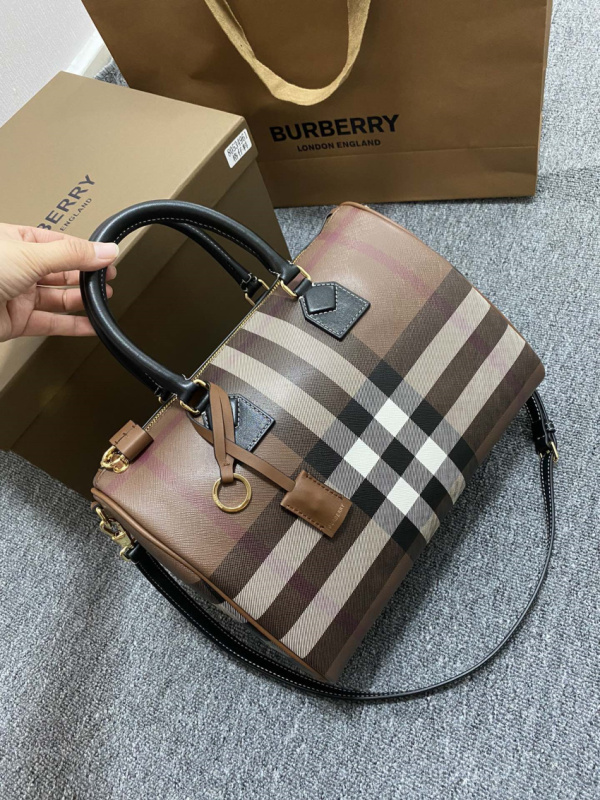 3个颜色，3个尺寸。BURBERRY博柏利巴宝莉女包 单肩斜挎包 马仔纹 格纹中号保龄球包