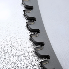 Détail de la lame de scie diamantée en aluminium DiZiK : coupe précise pour matériaux en aluminium