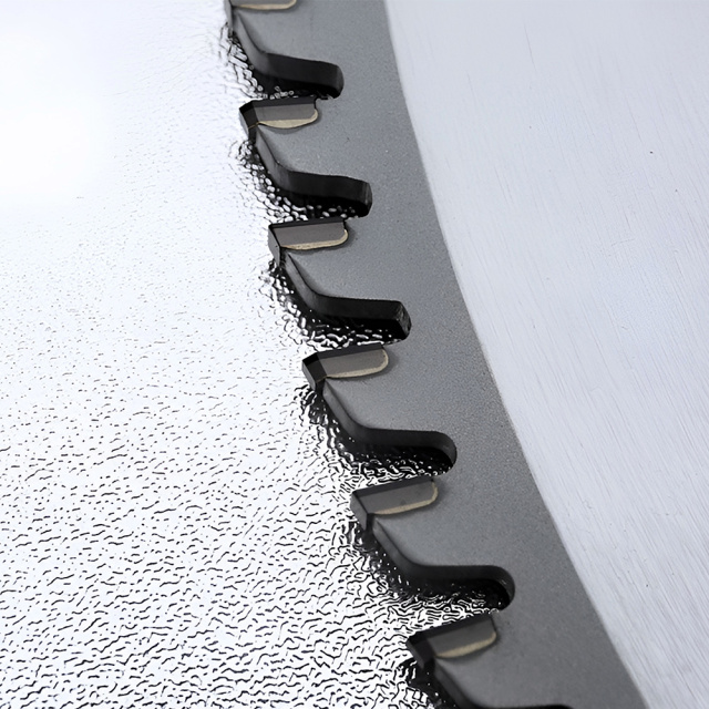 Détail de la lame de scie diamantée en aluminium DiZiK : coupe précise pour matériaux en aluminium