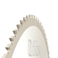 Gros plan latéral des dents triples plates Z96-TCG de la lame de scie à panneaux DiZiK - Conçues avec précision pour des coupes nettes sur les panneaux