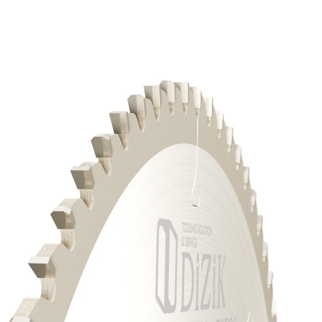 Gros plan latéral des dents triples plates Z96-TCG de la lame de scie à panneaux DiZiK - Conçues avec précision pour des coupes nettes sur les panneaux