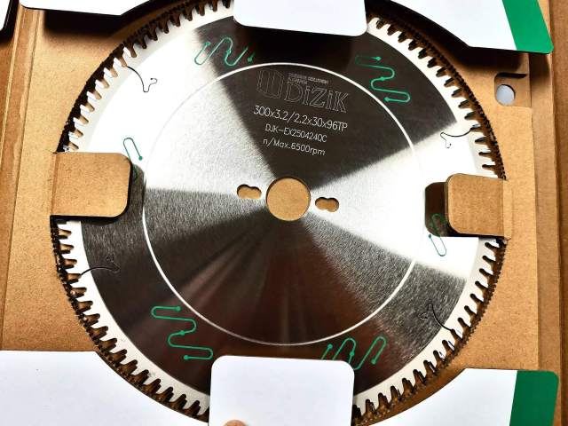 DiZiK TYJ005 Panel Cutting Sawblade - packaged carbide tipped circular saw blade with anti-vibration slots for precision woodworking