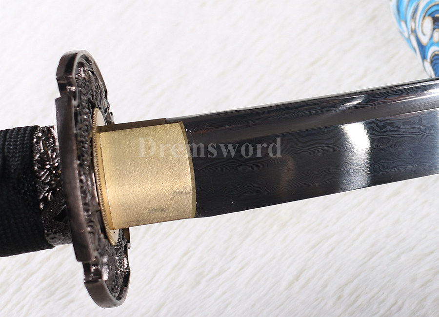 Hand forged Japanese katana damascus folded steel samurai sword battle sharp.