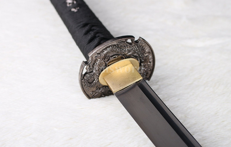 Hand forged Japanese katana damascus folded steel samurai sword battle sharp.