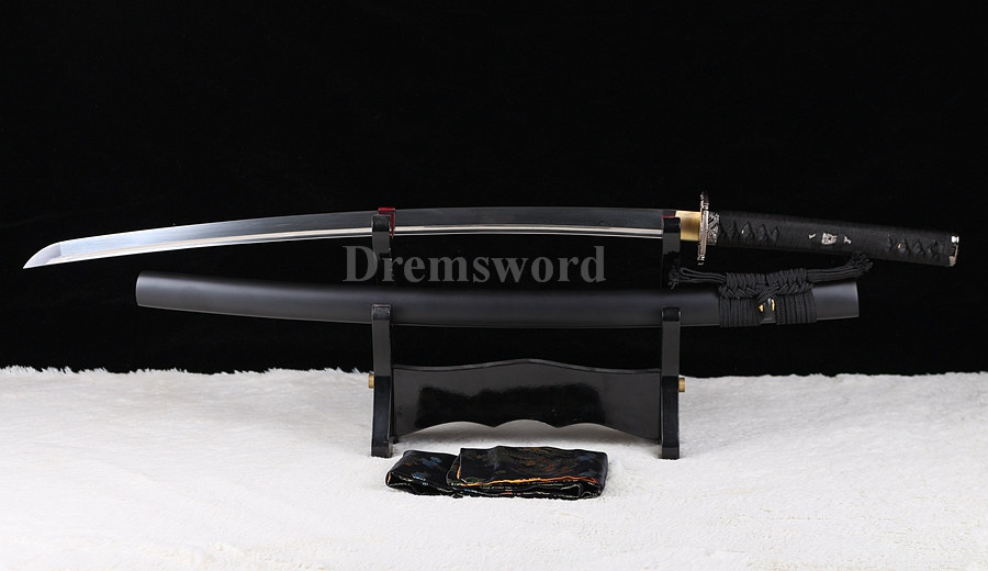 Hand forged Japanese katana damascus folded steel samurai sword battle sharp.