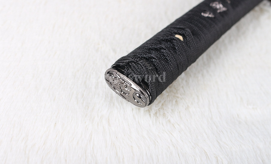 Hand forged Japanese katana damascus folded steel samurai sword battle sharp.