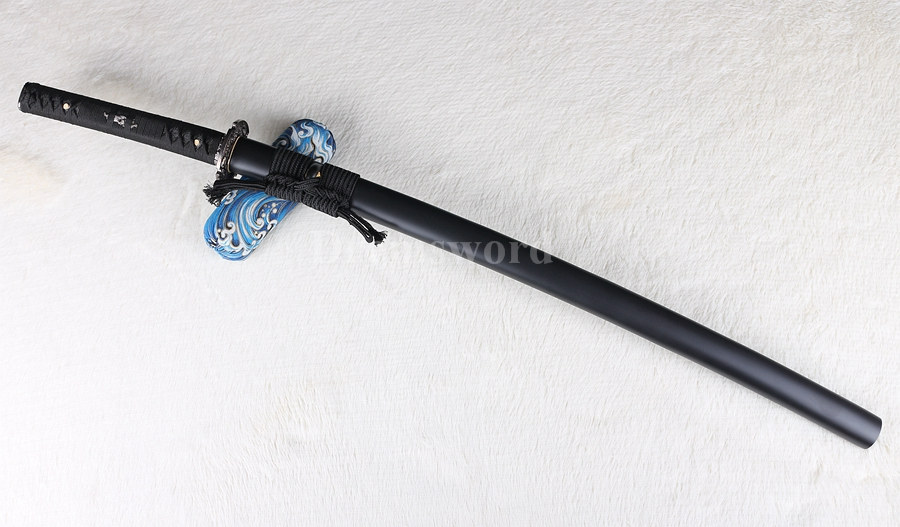 Hand forged Japanese katana damascus folded steel samurai sword battle sharp.