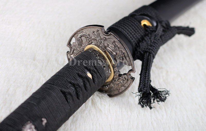 Hand forged Japanese katana damascus folded steel samurai sword battle sharp.