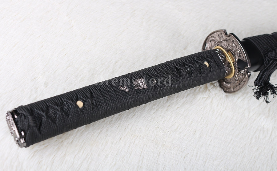 Hand forged Japanese katana damascus folded steel samurai sword battle sharp.