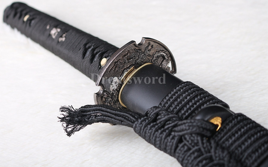 Hand forged Japanese katana damascus folded steel samurai sword battle sharp.