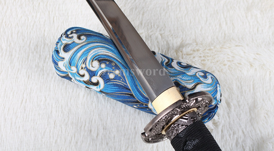 Hand forged Japanese katana damascus folded steel samurai sword battle sharp.