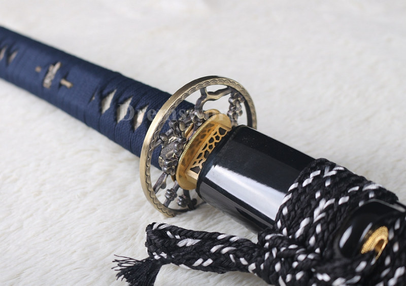 Hand forged Clay tempered Folded Steel Japanese Samurai Katana Sword full tang sharp blossom engarved blade.