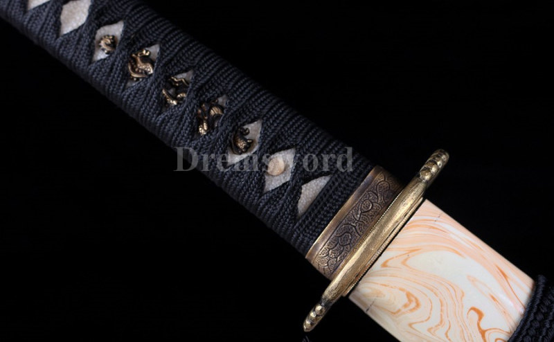 9260 spring steel Handmade black blade hand-abrasived hamon katana Japanese Samurai sword battle ready full tang can cut bamboo.
