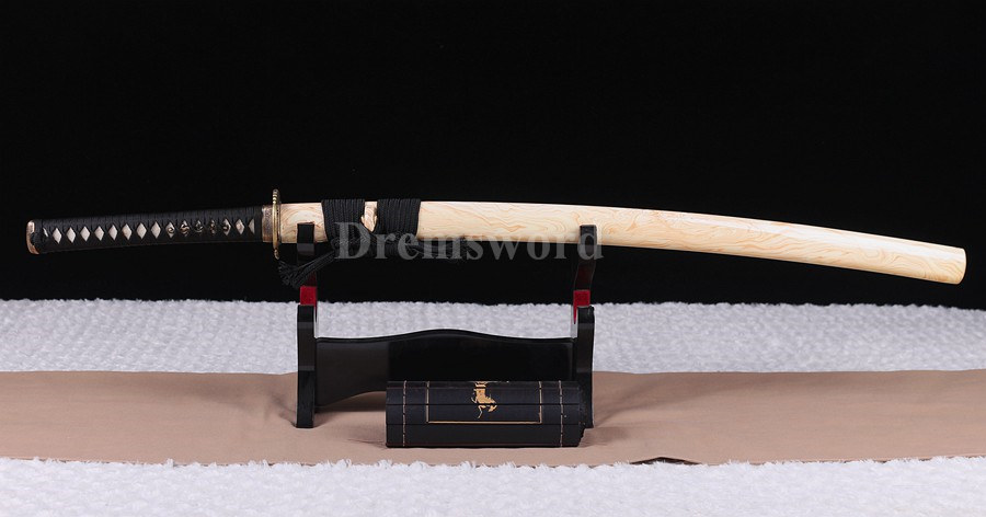 9260 spring steel Handmade black blade hand-abrasived hamon katana Japanese Samurai sword battle ready full tang can cut bamboo.