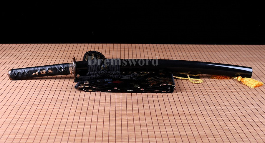 hand forge Japanese wakizashi Samurai Sword red&Black damascus Folded Steel Full Tang Sharp Blade.
