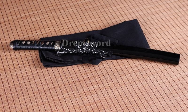 Choji hamon Clay tempered T10 steel tanto japanese samurai sword full tang razor sharp battle ready.