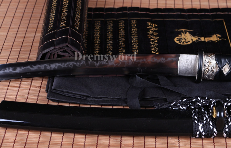 Choji hamon Clay tempered T10 steel tanto japanese samurai sword full tang razor sharp battle ready.