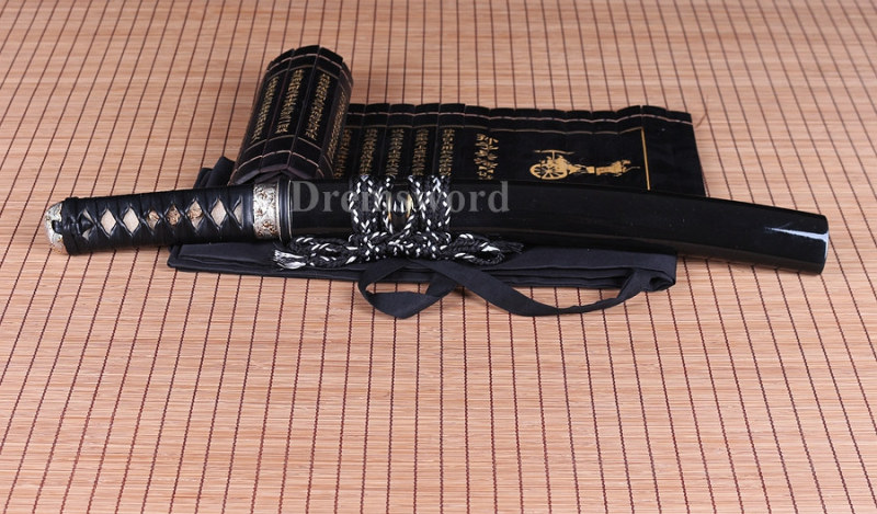 Choji hamon Clay tempered T10 steel tanto japanese samurai sword full tang razor sharp battle ready.