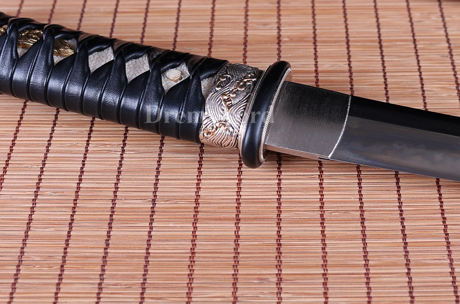 Choji hamon Clay tempered T10 steel tanto japanese samurai sword full tang razor sharp battle ready.