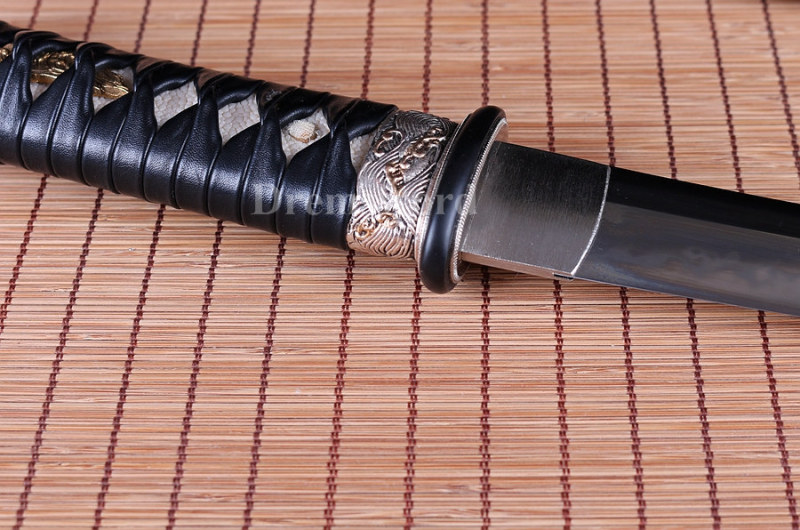 Choji hamon Clay tempered T10 steel tanto japanese samurai sword full tang razor sharp battle ready.