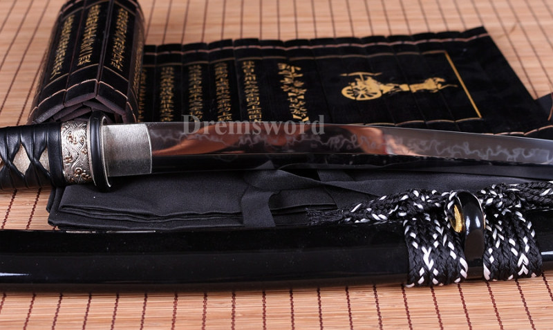 Choji hamon Clay tempered T10 steel tanto japanese samurai sword full tang razor sharp battle ready.