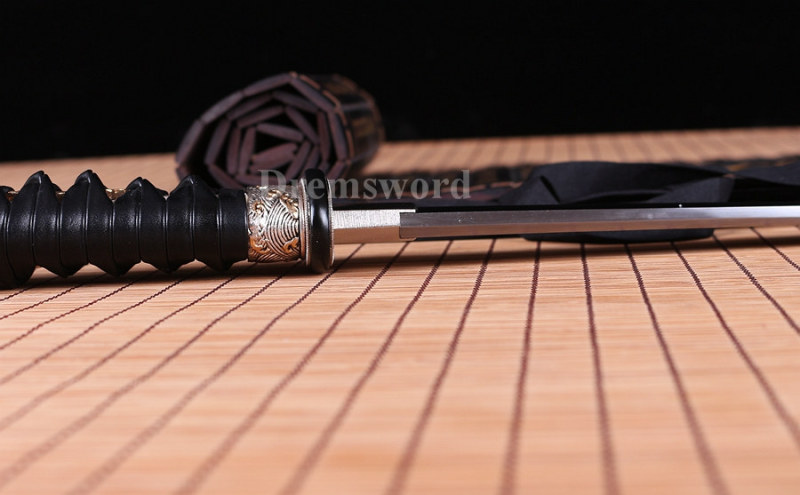 Choji hamon Clay tempered T10 steel tanto japanese samurai sword full tang razor sharp battle ready.