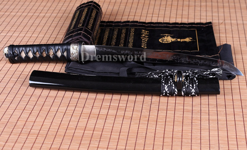 Choji hamon Clay tempered T10 steel tanto japanese samurai sword full tang razor sharp battle ready.