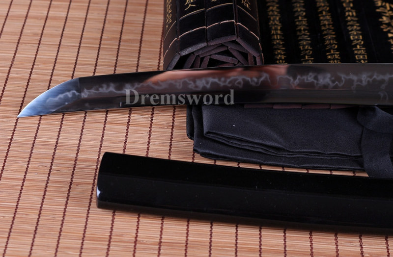 Choji hamon Clay tempered T10 steel tanto japanese samurai sword full tang razor sharp battle ready.