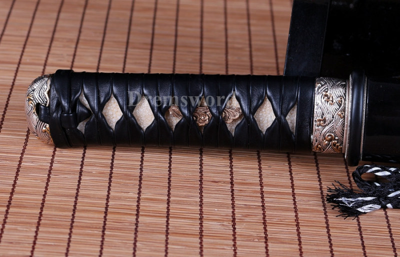 Choji hamon Clay tempered T10 steel tanto japanese samurai sword full tang razor sharp battle ready.