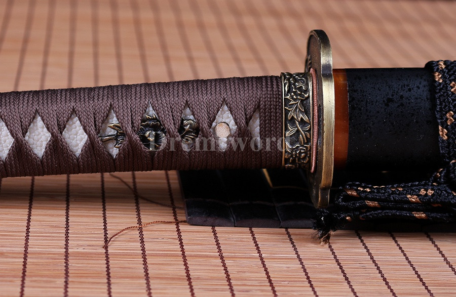Clay tempered folded steel katana japanese samurai sword full tang battle ready sharp.