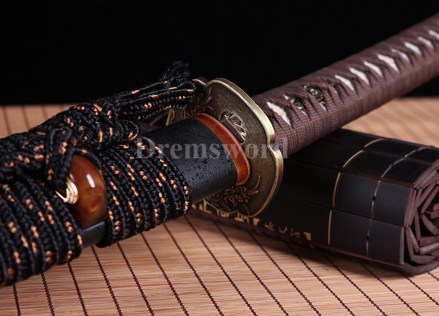 Clay tempered folded steel katana japanese samurai sword full tang battle ready sharp.