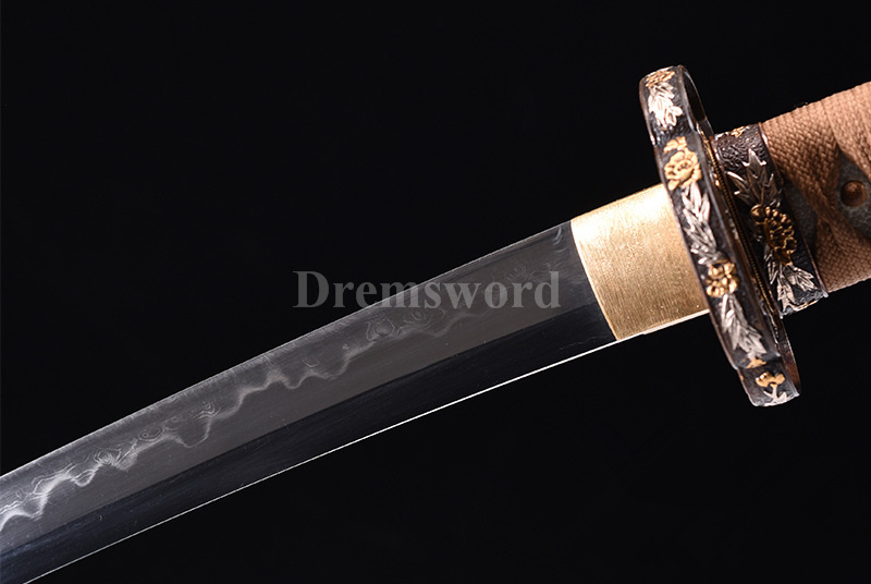 High quality handmade Clay Tempered damascus folded steel tachi Japanese samurai Sword hand polished full tang sharp.