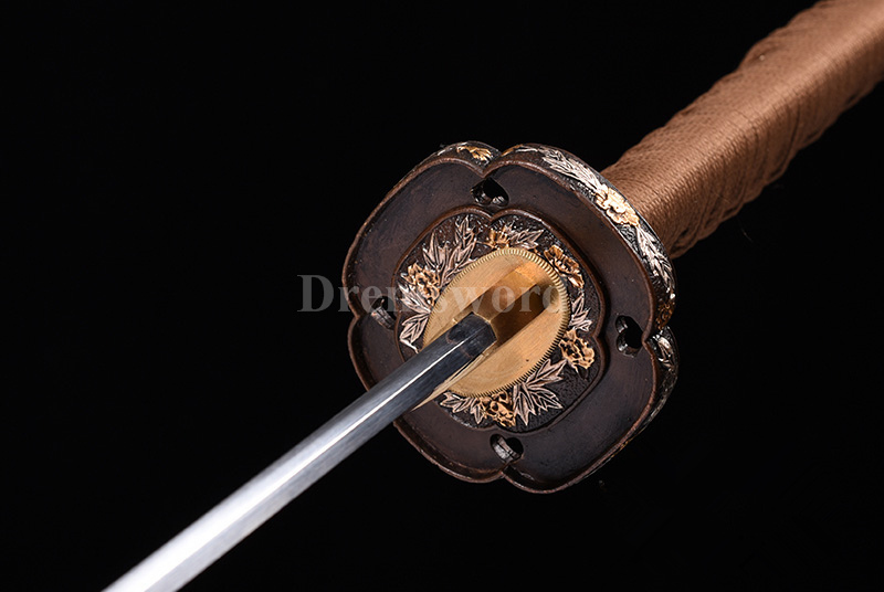 High quality handmade Clay Tempered damascus folded steel tachi Japanese samurai Sword hand polished full tang sharp.