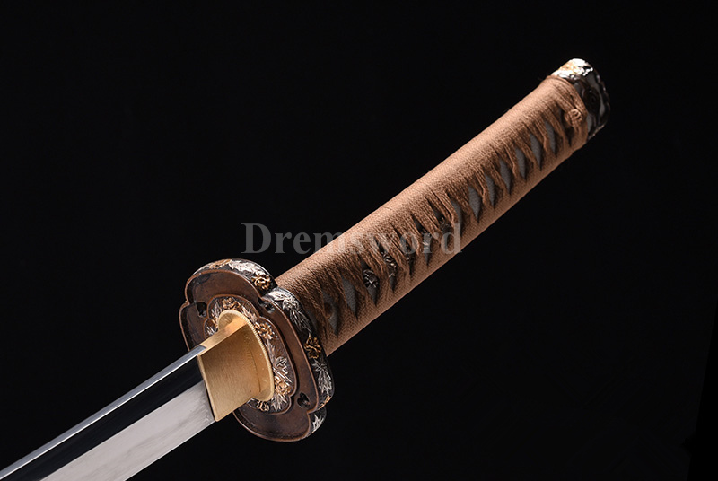 High quality handmade Clay Tempered damascus folded steel tachi Japanese samurai Sword hand polished full tang sharp.