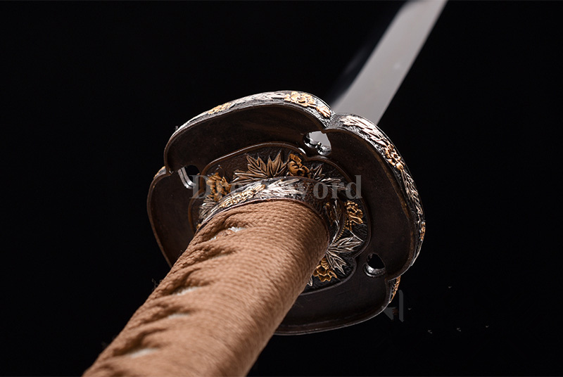 High quality handmade Clay Tempered damascus folded steel tachi Japanese samurai Sword hand polished full tang sharp.