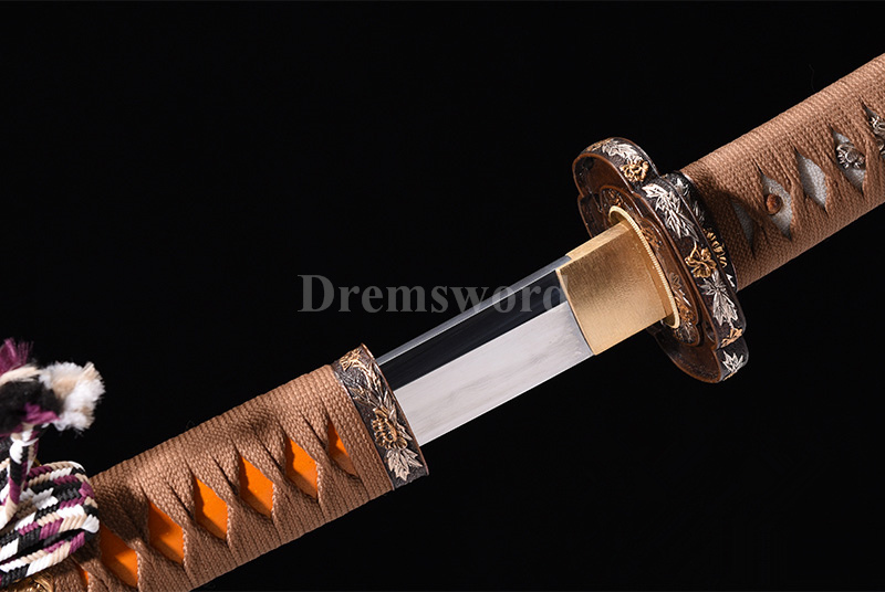 High quality handmade Clay Tempered damascus folded steel tachi Japanese samurai Sword hand polished full tang sharp.