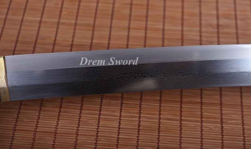 Handmade damascus folded steel sharp japanese samurai katana sword hand-abrasived hamon.
