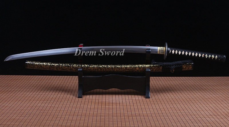 Handmade damascus folded steel sharp japanese samurai katana sword hand-abrasived hamon.