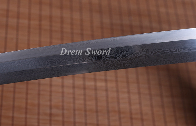 Handmade damascus folded steel sharp japanese samurai katana sword hand-abrasived hamon.