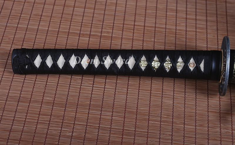 Handmade damascus folded steel sharp japanese samurai katana sword hand-abrasived hamon.