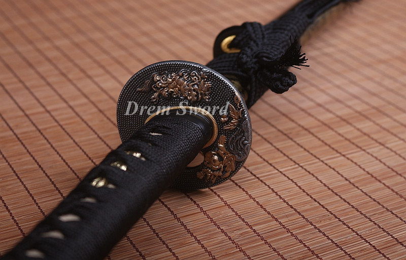 Handmade damascus folded steel sharp japanese samurai katana sword hand-abrasived hamon.