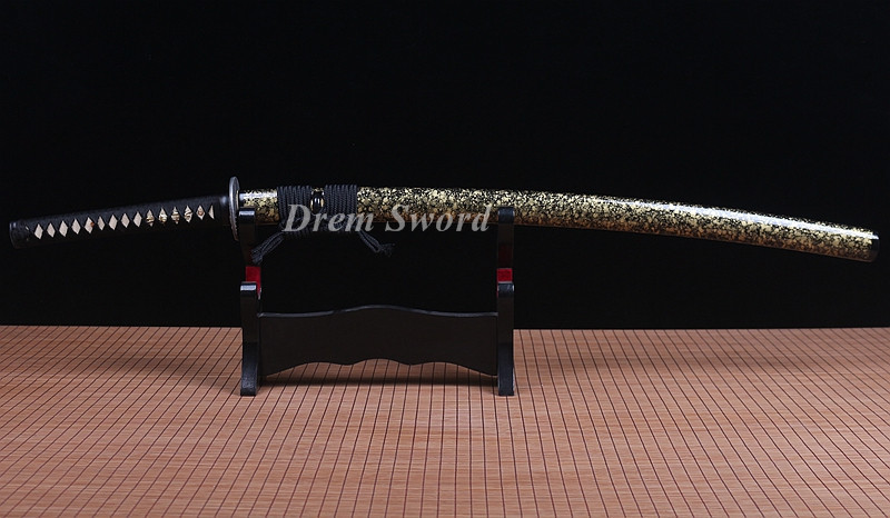 Handmade damascus folded steel sharp japanese samurai katana sword hand-abrasived hamon.