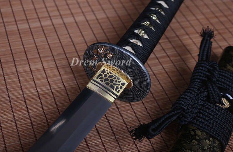 Handmade damascus folded steel sharp japanese samurai katana sword hand-abrasived hamon.