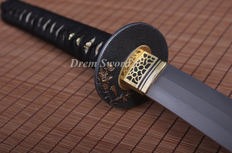 Handmade damascus folded steel sharp japanese samurai katana sword hand-abrasived hamon.