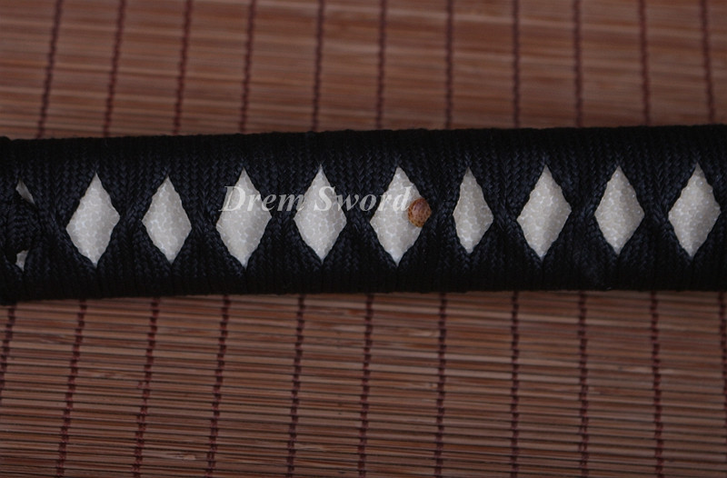 Handmade damascus folded steel sharp japanese samurai katana sword hand-abrasived hamon.