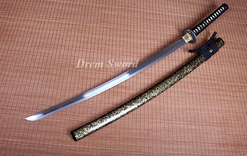 Handmade damascus folded steel sharp japanese samurai katana sword hand-abrasived hamon.
