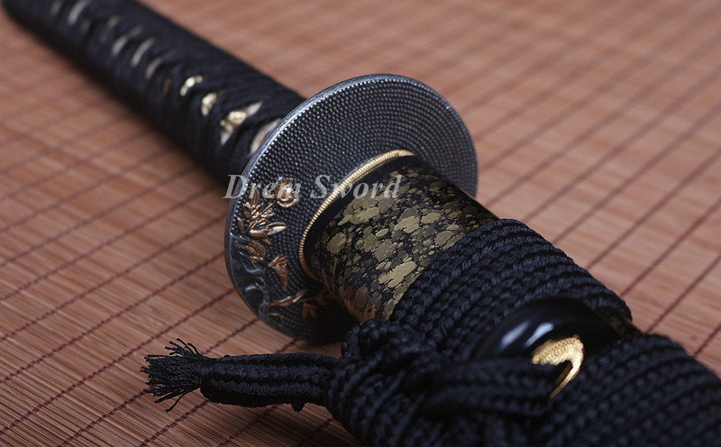 Handmade damascus folded steel sharp japanese samurai katana sword hand-abrasived hamon.