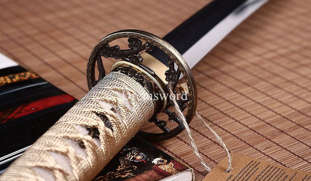 T10 Steel Clay Tempered Japanese Samurai Katana Sword Hand Polishing Sharp Blade Shinogi Zukuri Full Tang Sharp Red.
