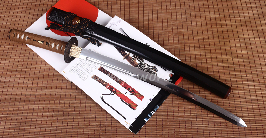 KOGARASU-MARU Folded Steel Clay Tempered Wakizashi Japanese Samurai Sword Sharp Sword Moroha Kissaki Shinogi-Zukuri Black And Orange